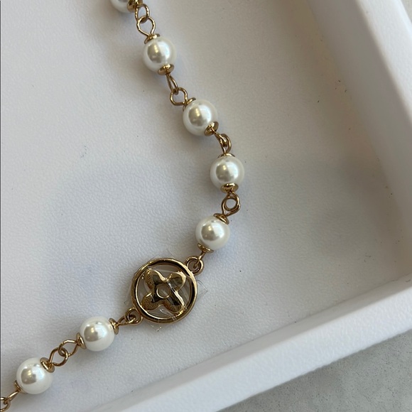 Elegant Gold and White Pearl Necklace - Picture 3 of 6